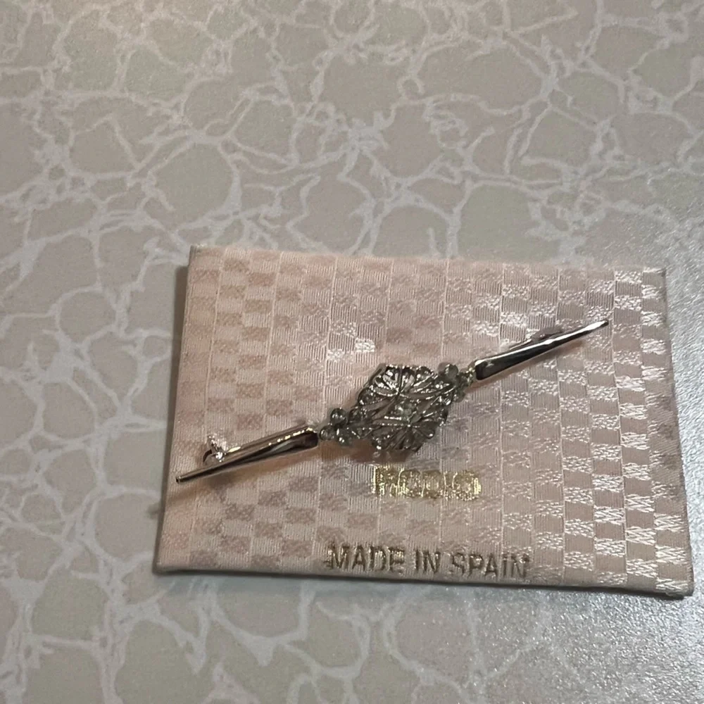 Brooch Silver with Diamond Design. Pin for women clothes size :2.5” - Picture 4 of 5